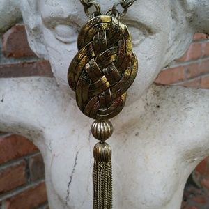 CLASSY TASSEL NECKLACE!